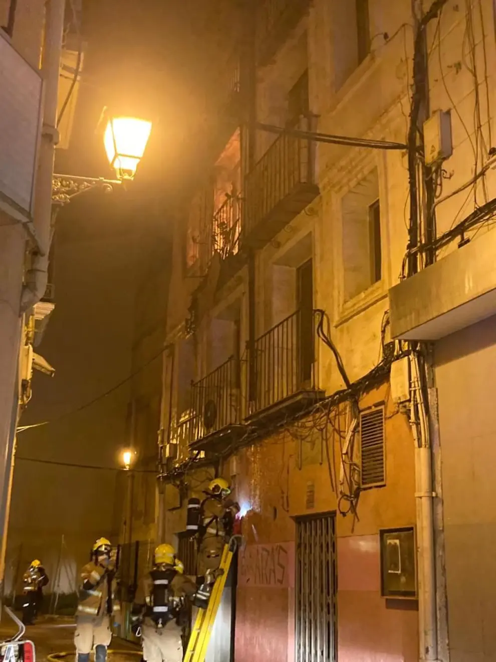 Incendio en dos pisos de la calle de Miguel de Ara, en el barrio de San Pablo (Zaragoza).