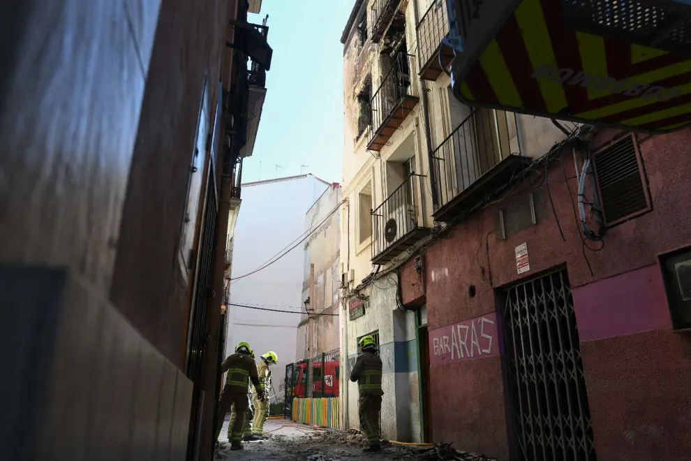 Los Bomberos trabajan tras el incendio en Miguel de Ara.