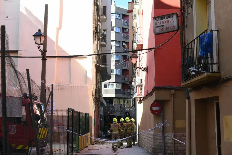 Los Bomberos trabajan tras el incendio en Miguel de Ara.
