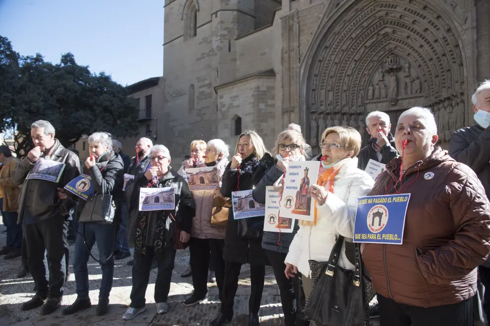 Concentración de los vecinos de Ayerbe frente al obispado de Huesca.