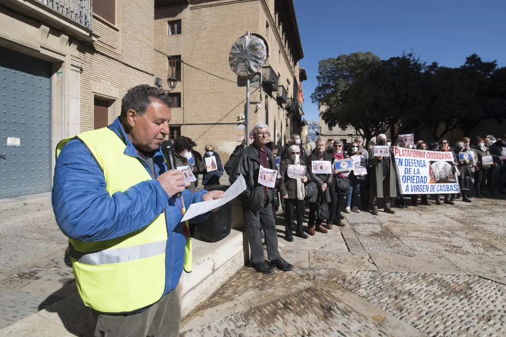 Concentración de los vecinos de Ayerbe frente al obispado de Huesca.