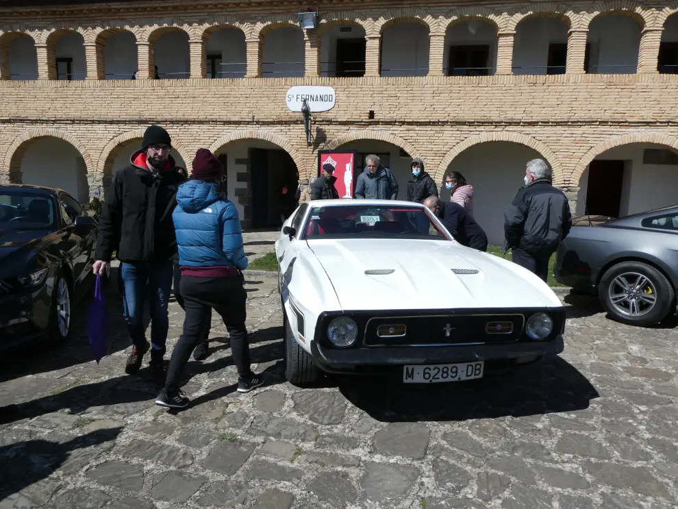 Decenas de personas han acudido al Castillo, donde han podido fotografiarse con los vehículos y disfrutar de su belleza.
