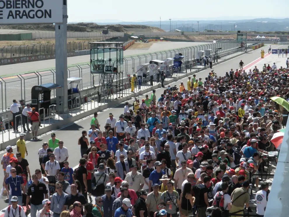 Multitud de aficionados en el circuito de Motorland durante la primera prueba de Superbikes.