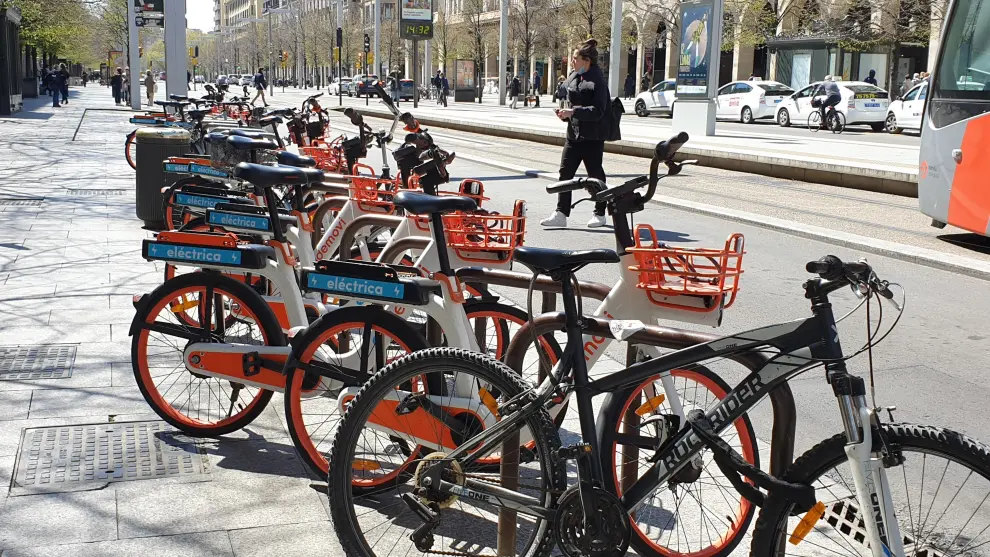 Un aparcabicis lleno de bicicletas de alquiler en el paseo de la Independencia.