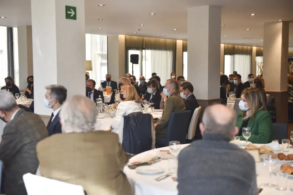 El encuentro con el alcalde de Huesca, celebrado en el Hotel Pedro I, ha reunido a representantes del mundo de la política, la empresa y la sociedad oscense.