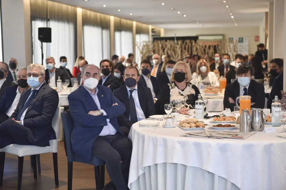 El encuentro con el alcalde de Huesca, celebrado en el Hotel Pedro I, ha reunido a representantes del mundo de la política, la empresa y la sociedad oscense.