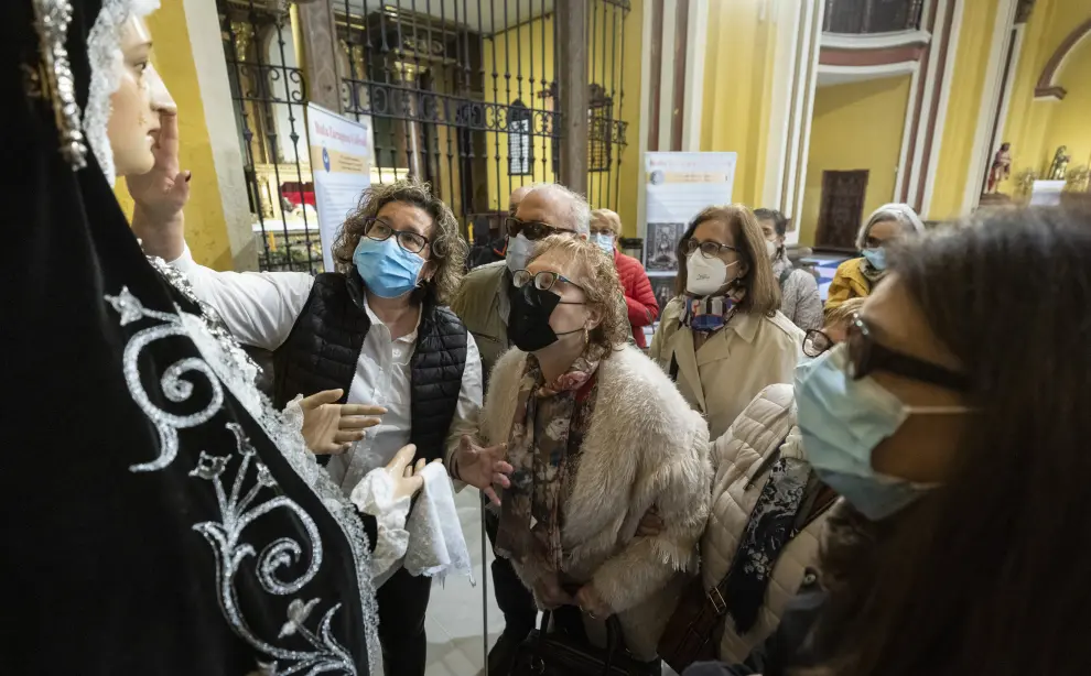 Miembros de la ONCE de Zaragoza tocan a la Virgen de los Dolores y el busto de San Joaquín.