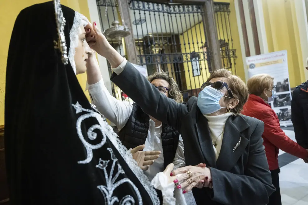 Miembros de la ONCE de Zaragoza tocan a la Virgen de los Dolores y el busto de San Joaquín.