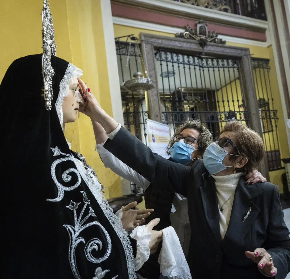 Miembros de la ONCE de Zaragoza tocan a la Virgen de los Dolores y el busto de San Joaquín.