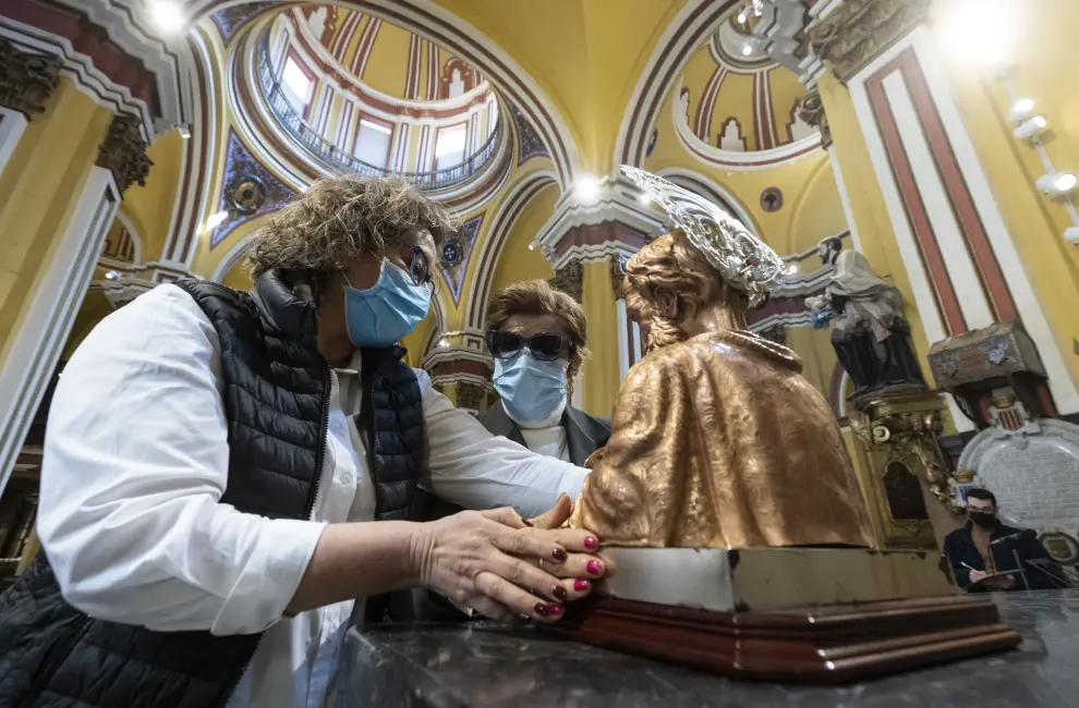 Miembros de la ONCE de Zaragoza tocan a la Virgen de los Dolores y el busto de San Joaquín.