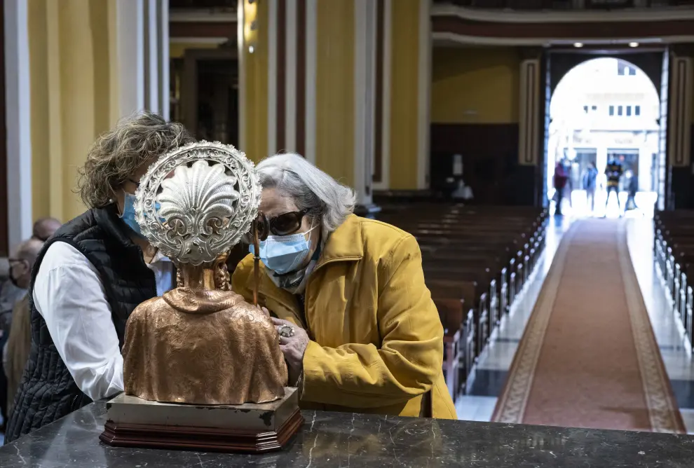 Miembros de la ONCE de Zaragoza tocan a la Virgen de los Dolores y el busto de San Joaquín.