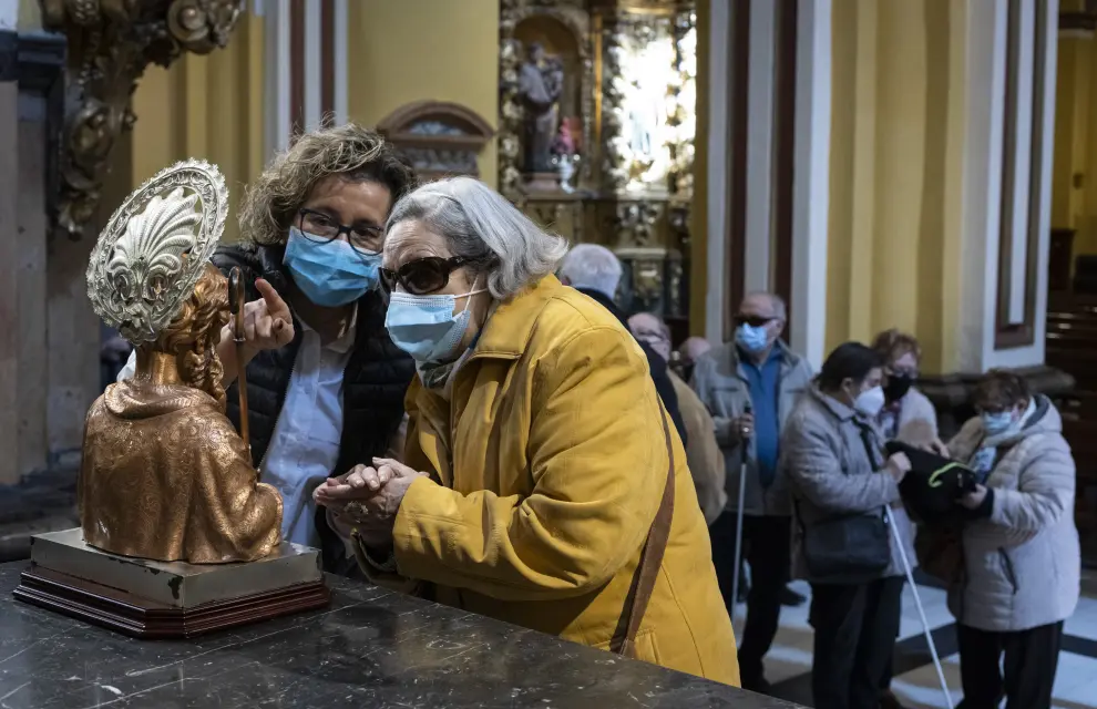 Miembros de la ONCE de Zaragoza tocan a la Virgen de los Dolores y el busto de San Joaquín.