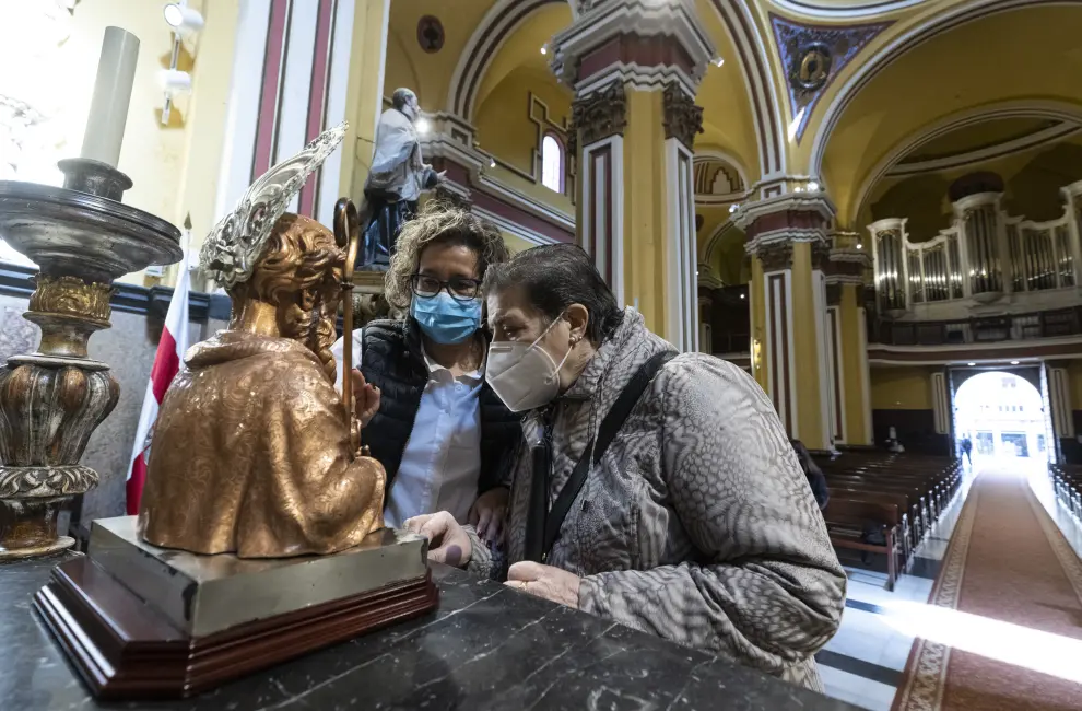 Miembros de la ONCE de Zaragoza tocan a la Virgen de los Dolores y el busto de San Joaquín.