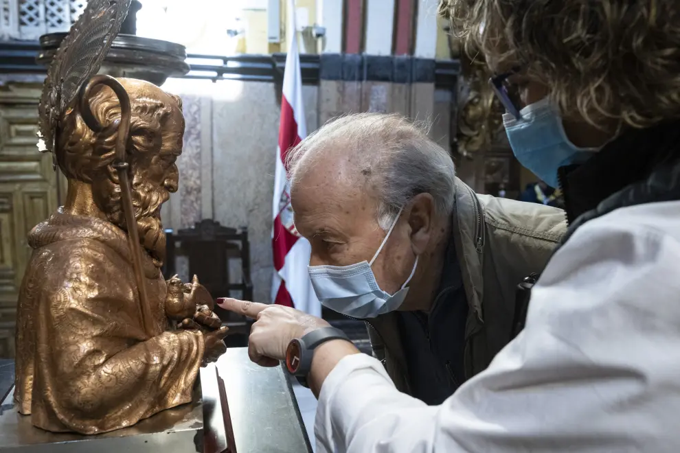 Miembros de la ONCE de Zaragoza tocan a la Virgen de los Dolores y el busto de San Joaquín.