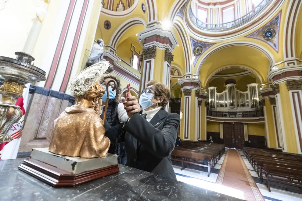 Miembros de la ONCE de Zaragoza tocan a la Virgen de los Dolores y el busto de San Joaquín.