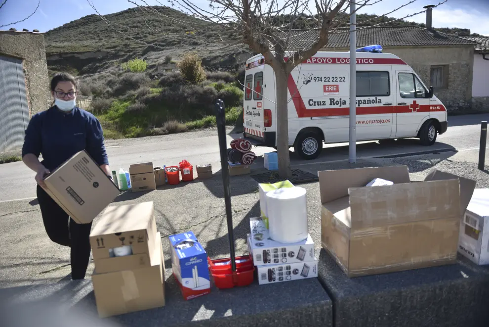 Voluntarias de Cruz Roja descargan material para habilitar la residencia de Alcalá de Gurrea como centro de acogida de refugiados ucranianos de Cruz Roja Huesca.