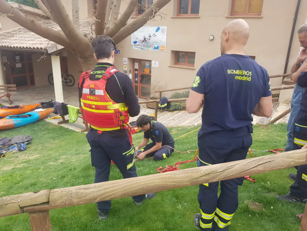 UR Pirineos forma a bomberos de Madrid y Zaragoza y a instructores de la empresa en el río Gállego.