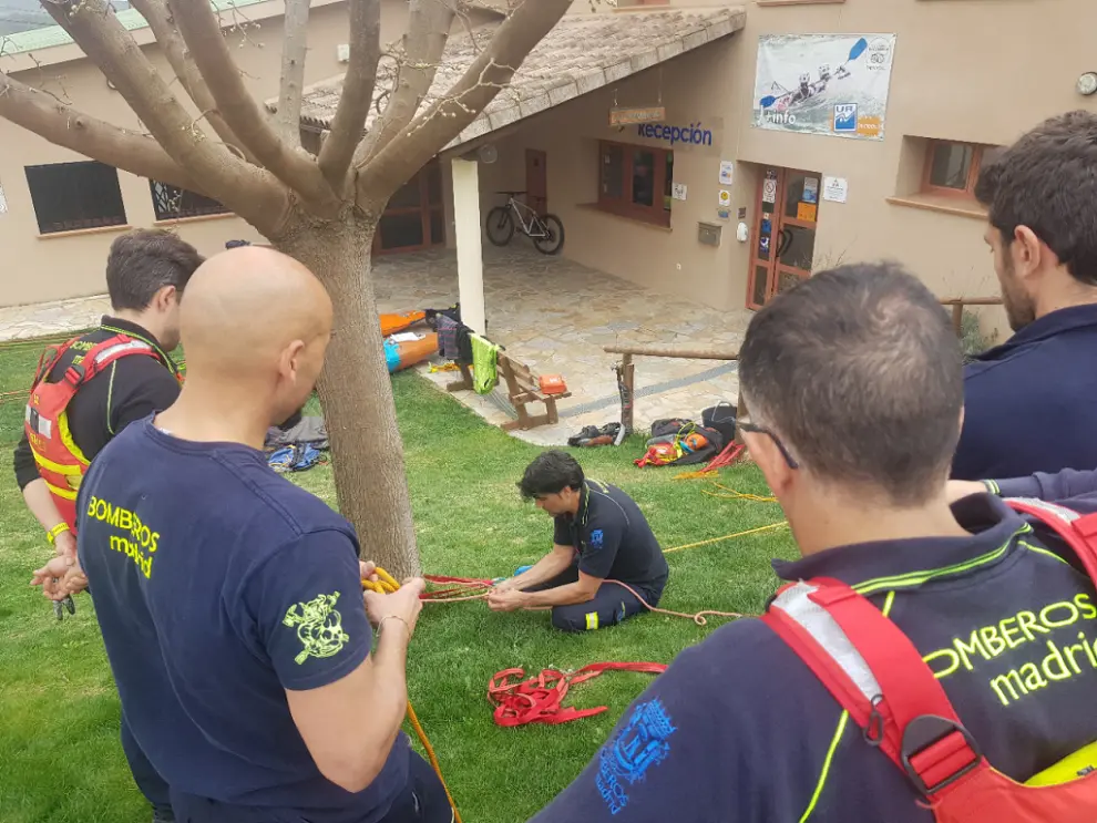 UR Pirineos forma a bomberos de Madrid y Zaragoza y a instructores de la empresa en el río Gállego.