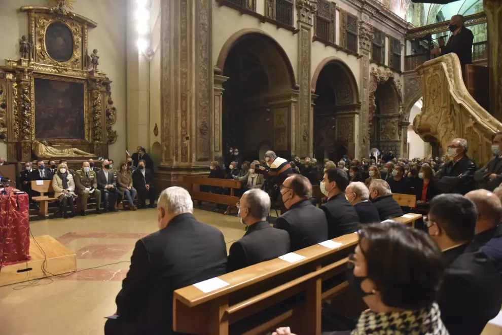El arzobispo de Zaragoza, Carlos Escribano, ha pronunciado el pregón de la Semana Santa de Huesca en una iglesia de Santo Domingo abarrotada.