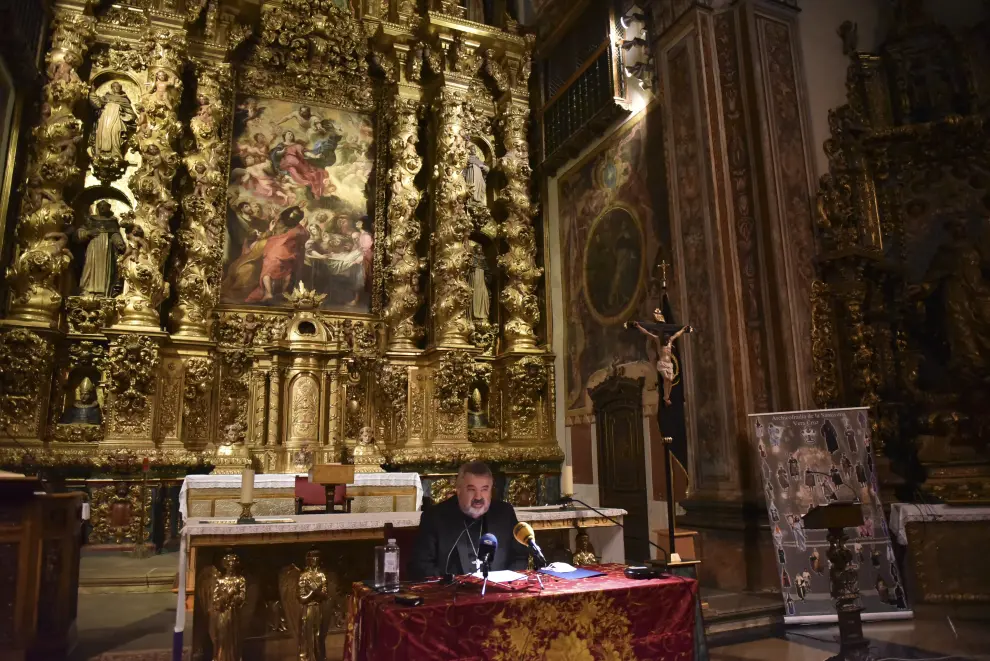 El arzobispo de Zaragoza, Carlos Escribano, ha pronunciado el pregón de la Semana Santa de Huesca en una iglesia de Santo Domingo abarrotada.