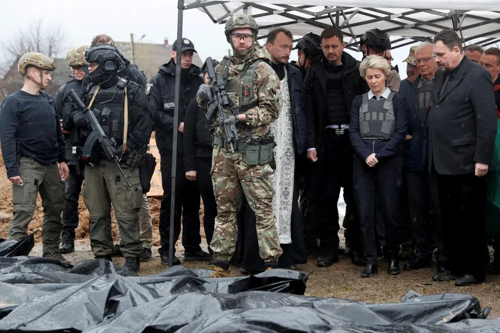 European Commission President Ursula von der Leyen speaks with Bucha Mayor Anatolii Fedoruk, as High Representative of the European Union for Foreign Affairs and Security Policy Josep Borrell and Slovakia's Prime Minister Eduard Heger look on, during a visit to the town of Bucha, as Russia's attack on Ukraine continues, outside of Kyiv, Ukraine April 8, 2022. REUTERS/Valentyn Ogirenko UKRAINE-CRISIS/EU-BUCHA