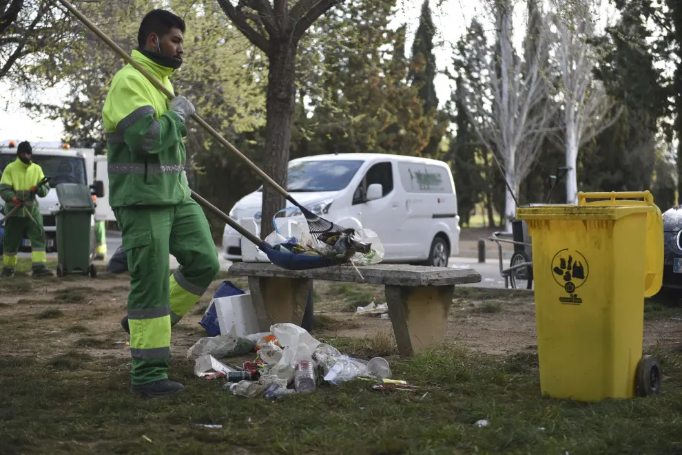 Las brigadas de limpieza han tardado más de tres horas en retirar los restos de botellón del entorno de la ermita de Salas de Huesca.