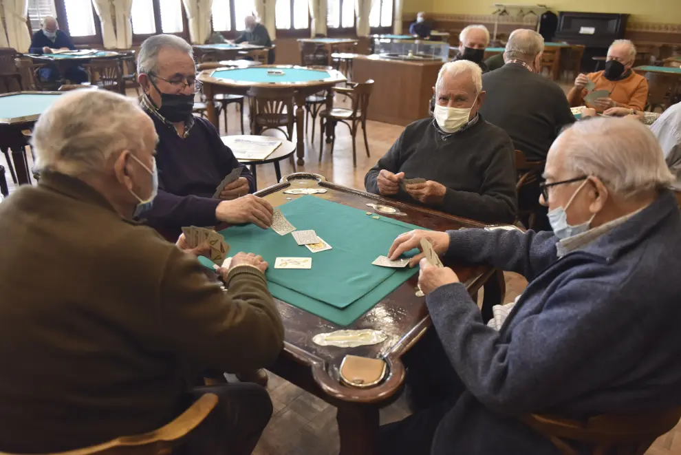 El Casino de Huesca vuelve a permitir los juegos de mesa y la lectura de prensa tras dos años sin actividad.