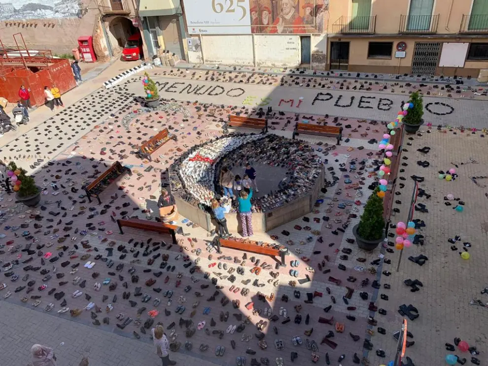“Una zapatada solidaria” cubre la plaza de España de Illueca (Zaragoza) con más de 4.000 zapatos.