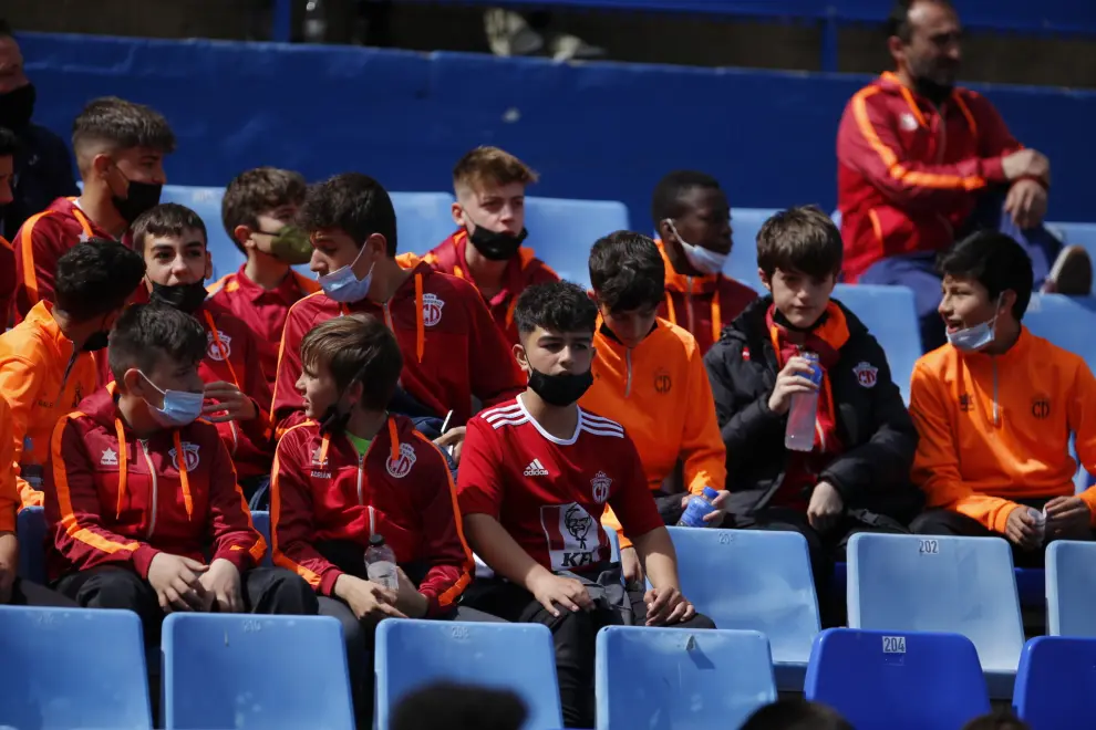 Fotos de los aficionados en el campo de La Romareda, en el partido Real Zaragoza-Girona de la jornada 35 de Segunda División.