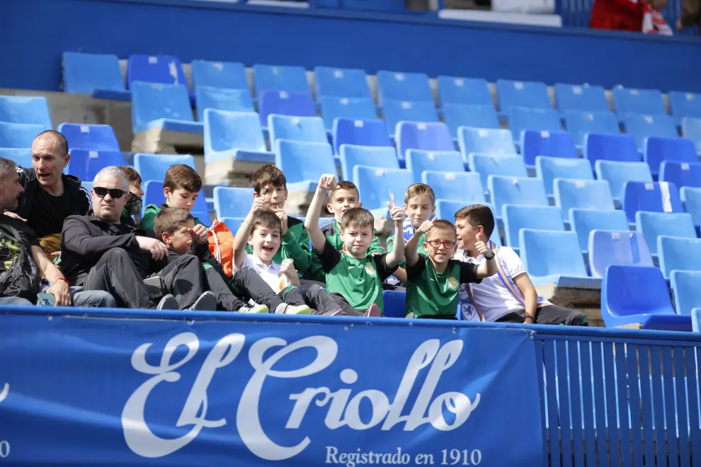 Fotos de los aficionados en el campo de La Romareda, en el partido Real Zaragoza-Girona de la jornada 35 de Segunda División.