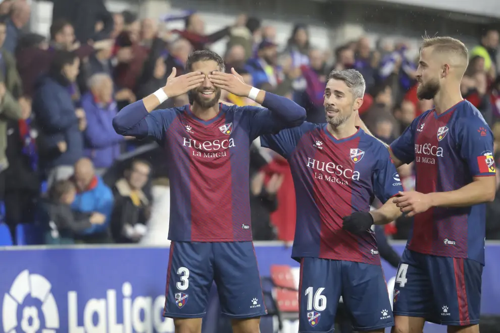 Josué Sá festeja tapándose los ojos el gol del derbi de 2019 en El Alcoraz.