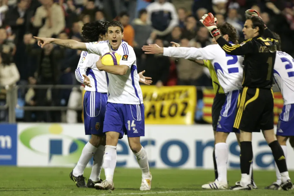 Los jugadores del Real Zaragoza protestan una jugada en el derbi de 2008.