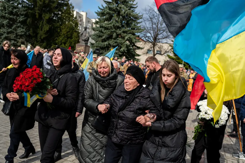 Mourners attend the funeral ceremony of Ukrainian serviceman Roman Tiaka, 47, who was killed during Russia's invasion of the Ukraine, in Stebnyk, Lviv region, Ukraine, April 12, 2022. REUTERS/Viacheslav Ratynskyi UKRAINE-CRISIS/