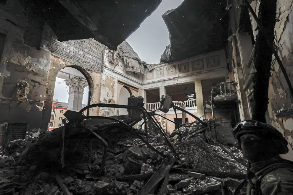 Mariupol (Ukraine), 12/04/2022.- A picture taken during a visit to Mariupol organized by the Russian military shows destruction inside the destroyed Drama Theatre in Mariupol, Ukraine, 12 April 2022. At least 300 people died after a Russian airstrike on the Drama Theatre of Mariupol on 16 March, the Donetsk Regional State Administration sai whereas the Russian Defence Ministry denies the airstike and claims the theatre was blown up by the Azov battalion. Some 133,214 people, including two thousand people over the past day, left Mariupol through the gum corridor in the eastern direction, according to the head of the Russian National Defense Control Center. (Rusia, Ucrania, Estados Unidos) EFE/EPA/SERGEI ILNITSKY
 UKRAINE RUSSIA CONFLICT