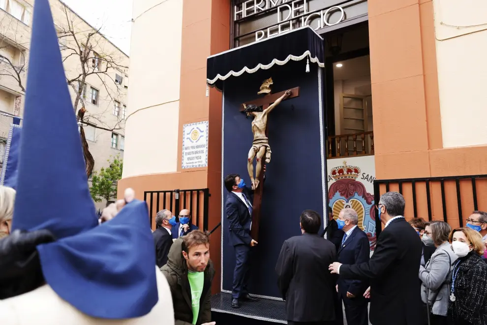 Martes Santo Zaragoza 2022: entrega del Cristo de la Hermandad del Refugio a los hermanos de la Piedad