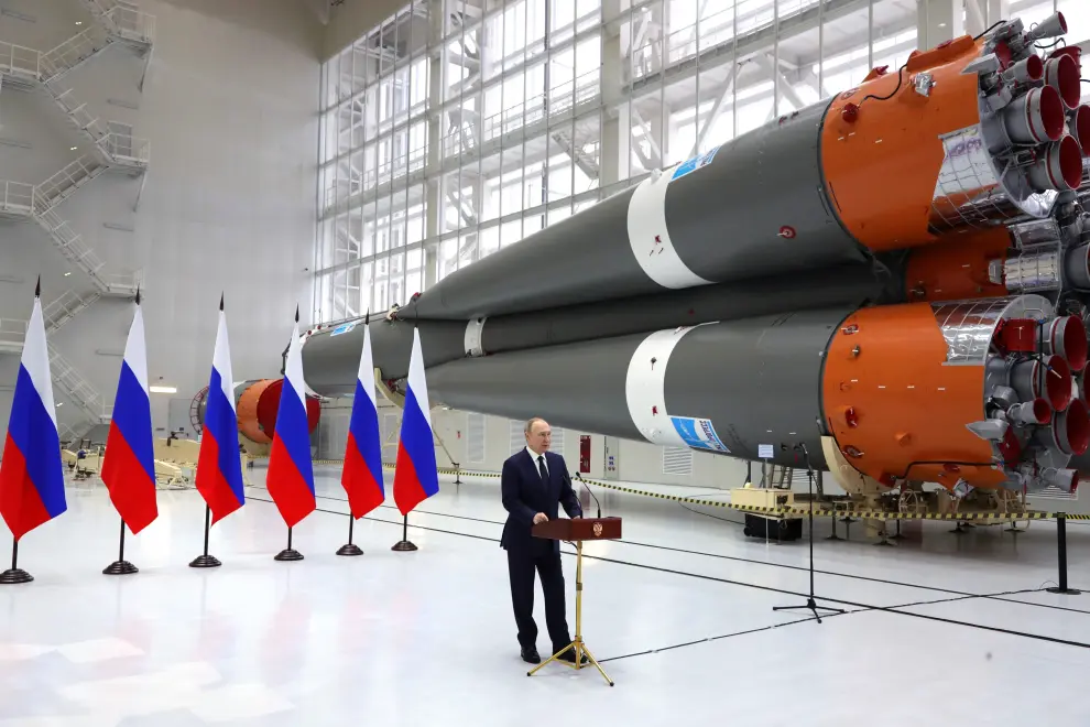 Tsiolkovsky (Russian Federation), 12/04/2022.- Russian President Vladimir Putin makes an entry in the book of honorary visitors at the Vostochny cosmodrome outside the city of Tsiolkovsky, some 180 km north of Blagoveschensk, in the far eastern Amur region, Russia, 12 April 2022. (Rusia, Roma) EFE/EPA/MIKHAIL KLIMENTYEV / KREMLIN POOL / SPUTNIK MANDATORY CREDIT RUSSIA GOVERNMENT PUTIN