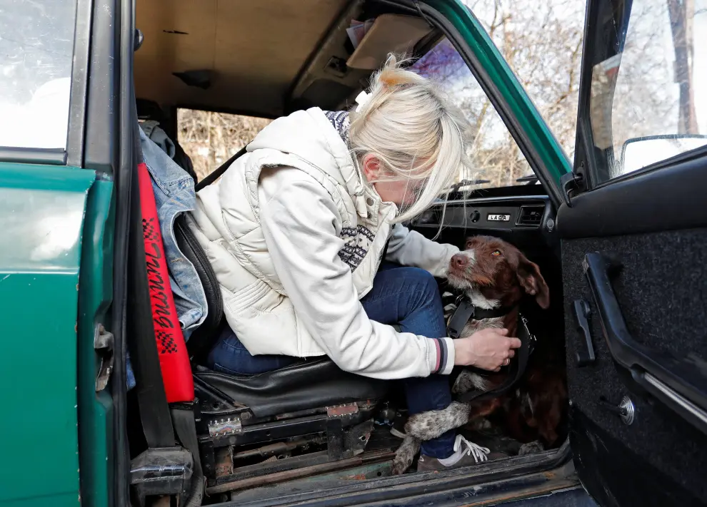 Volunteer Yulia sits inside a car with dog Zoya who was picked up from a military unit in the Donetsk region and is being evacuated to Russia amid Ukraine-Russia conflict, in the separatist-controlled city of Donetsk, Ukraine April 8, 2022. Picture taken April 8, 2022. REUTERS/Alexander Ermochenko UKRAINE-CRISIS/ANIMALS-RESCUE
