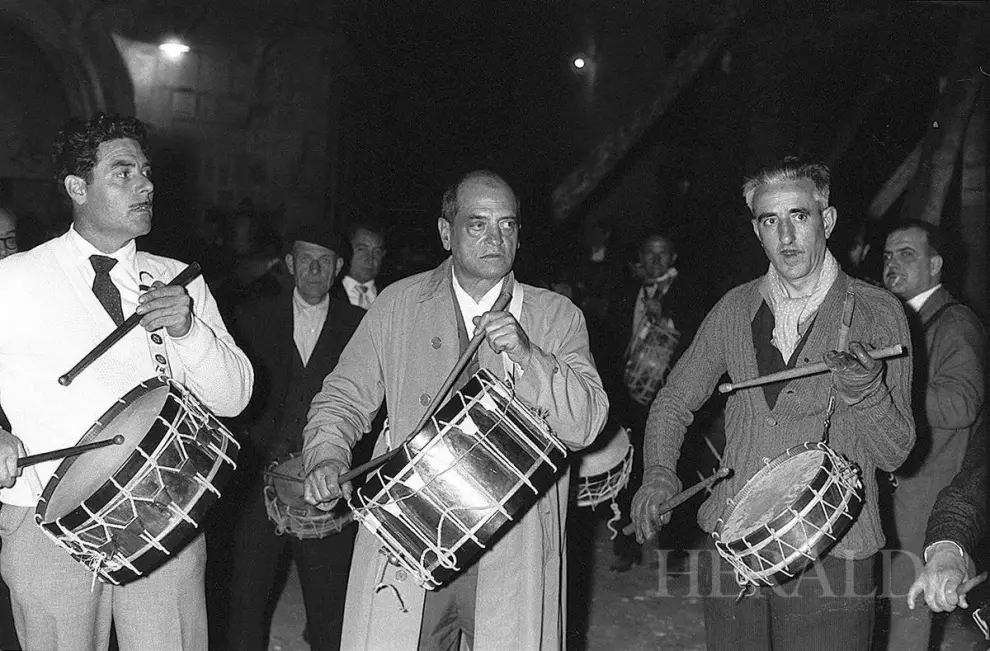 El cineasta disfrutando con amigos en la Semana Santa de Calanda. Año 1963.