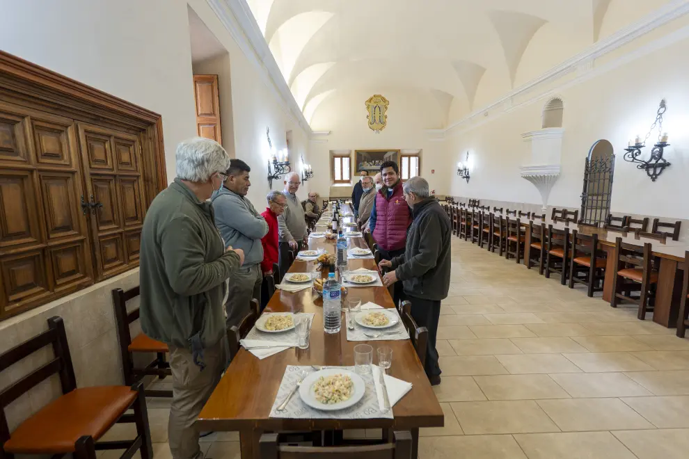 Comida en el Monasterio del Olivar de Estercuel en el que los monjes comparten la comida con los huespedes hospedados en el monasterio. Foto Antonio Garcia/bykofoto. 8/4/22[[[FOTOGRAFOS]]]