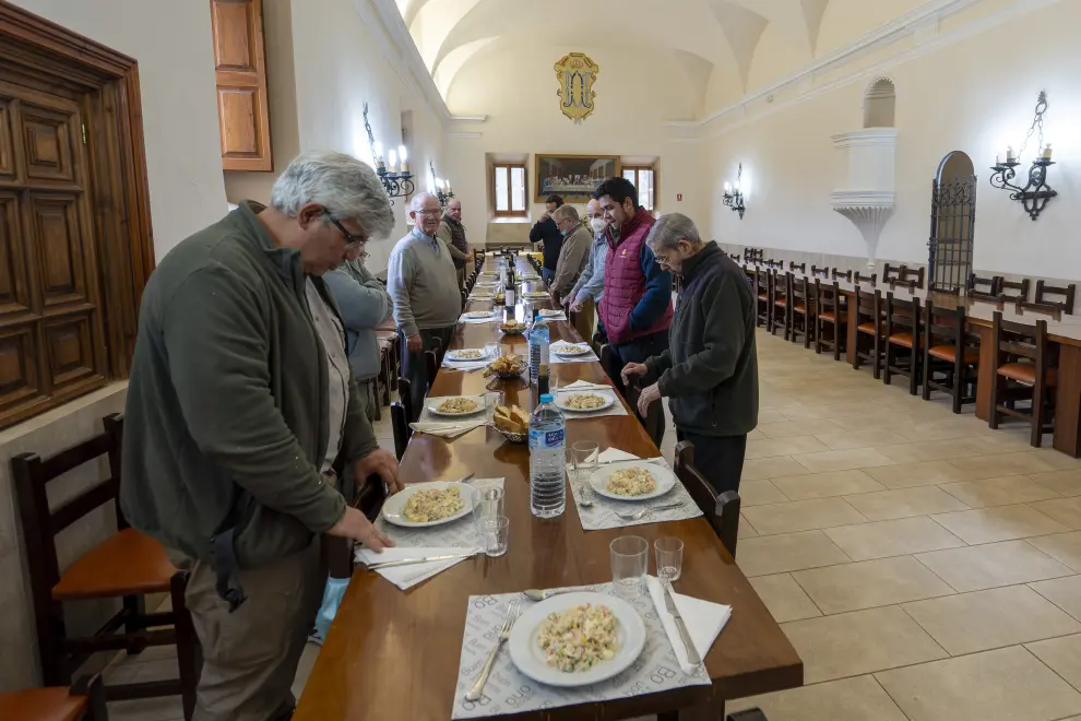 Comida en el Monasterio del Olivar de Estercuel en el que los monjes comparten la comida con los huespedes hospedados en el monasterio. Foto Antonio Garcia/bykofoto. 8/4/22[[[FOTOGRAFOS]]]