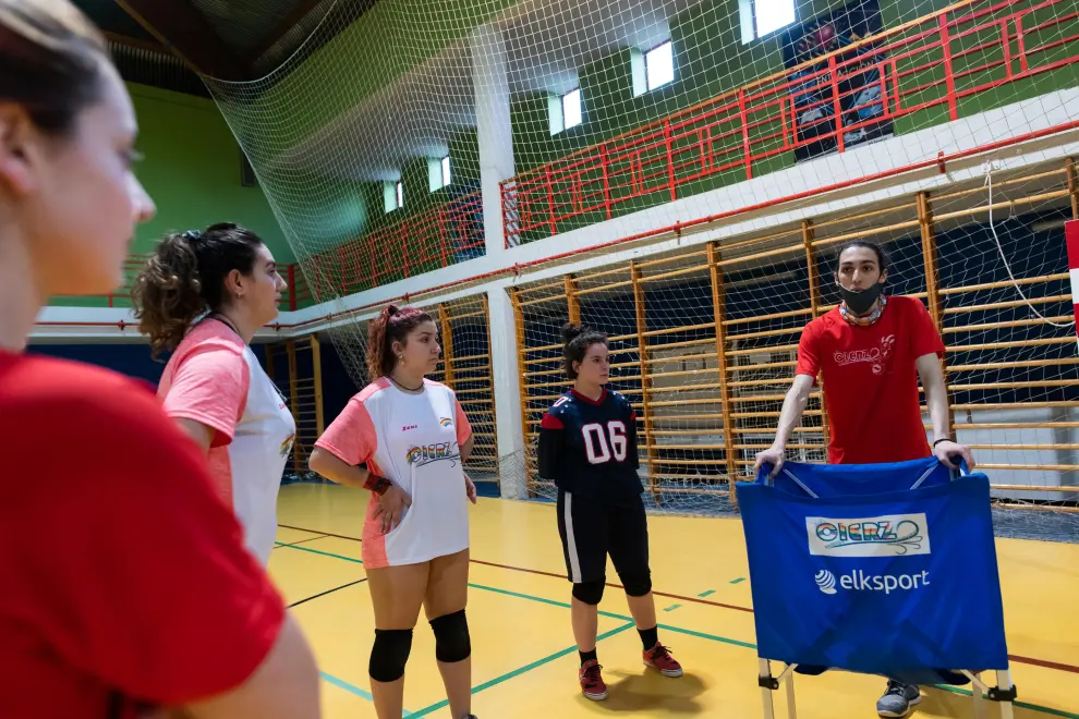 Entrenamiento de los equipos de voleibol de Cierzo LGTB en Zaragoza.