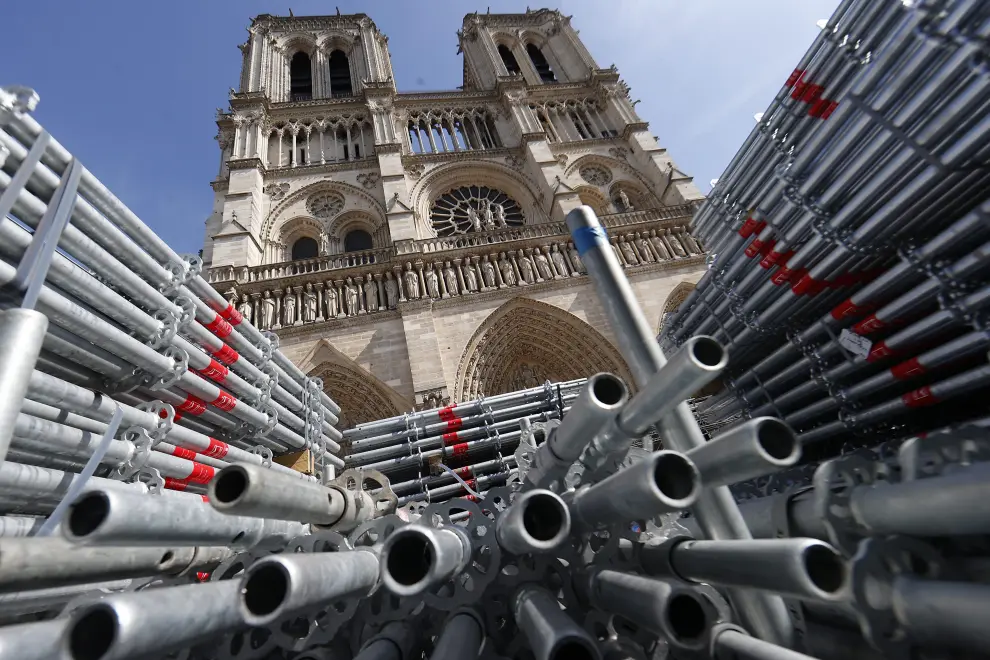 Paris (France), 15/04/2022.- A scaffolding surround the damaged vaults at the reconstruction at the reconstruction site ahead a visit of the French President at the Notre-Dame de Paris Cathedral, which was damaged in a devastating fire three years ago, as restoration works continue, in Paris, France, 15 April 2022. On 15 April 2019, the structure and roof of the 850-year-old gothic Notre-Dame Cathedral suffered a devastating fire. Some 500 firefighters managed to prevent the entire cathedral from being reduced to ashes, although its celebrated spire has been destroyed. French President Emmanuel Macron promised to rebuild the cathedral within five years. (Incendio, Francia) EFE/EPA/IAN LANGSDON / POOL
 FRANCE NOTRE DAME RESTAURATION