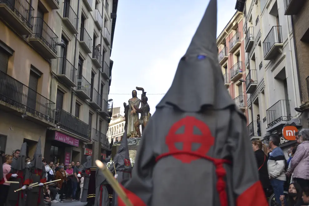 La procesión del Santo Entierro llena las calles de Huesca