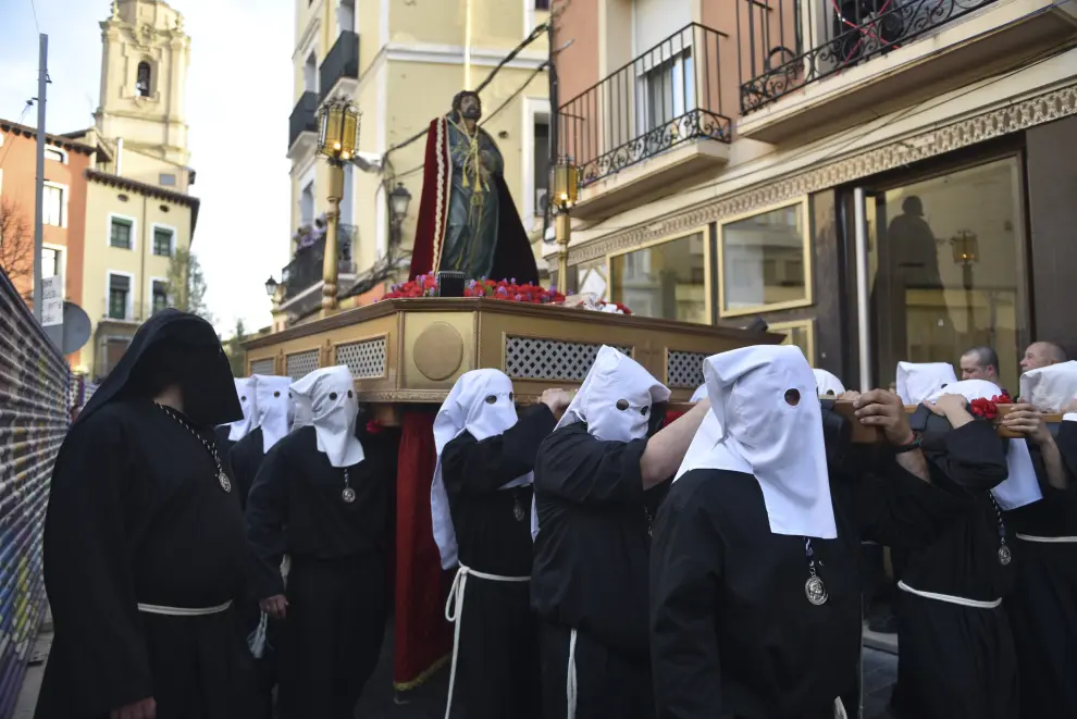 La procesión del Santo Entierro llena las calles de Huesca