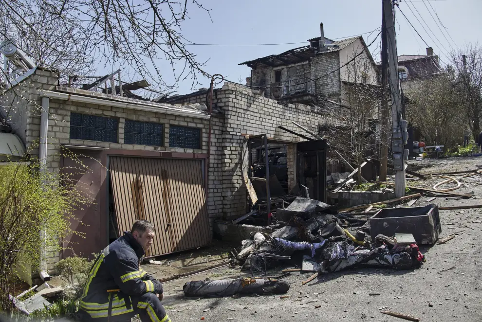 Kharkiv (Ukraine), 15/04/2022.- A damaged building after shelling in Kharkiv, Ukraine, 15 April 2022. The city of Kharkiv, Ukraine's second-largest, has witnessed repeated airstrikes from Russian forces including cities of satellites. Russian troops entered Ukraine on 24 February resulting in fighting and destruction in the country and triggering a series of severe economic sanctions on Russia by Western countries. (Rusia, Ucrania) EFE/EPA/SERGEY KOZLOV
 UKRAINE RUSSIA CRISIS