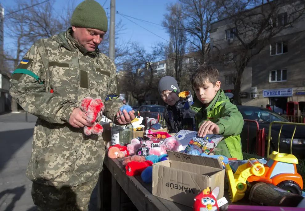 Odesa (Ukraine), 15/04/2022.- Young Ukrainian children Matvey (8) and Denys (8) sell toys that they receive from different sources, on a street in the South Ukrainian city of Odesa, Ukraine, 15 April 2022. Children invented to sell toys and give money to help the Ukrainian army amid the Russian invasion. Russian troops entered Ukraine on 24 February resulting in fighting and destruction in the country and triggering a series of severe economic sanctions on Russia by Western countries. (Rusia, Ucrania) EFE/EPA/STEPAN FRANKO UKRAINE RUSSIA CRISIS