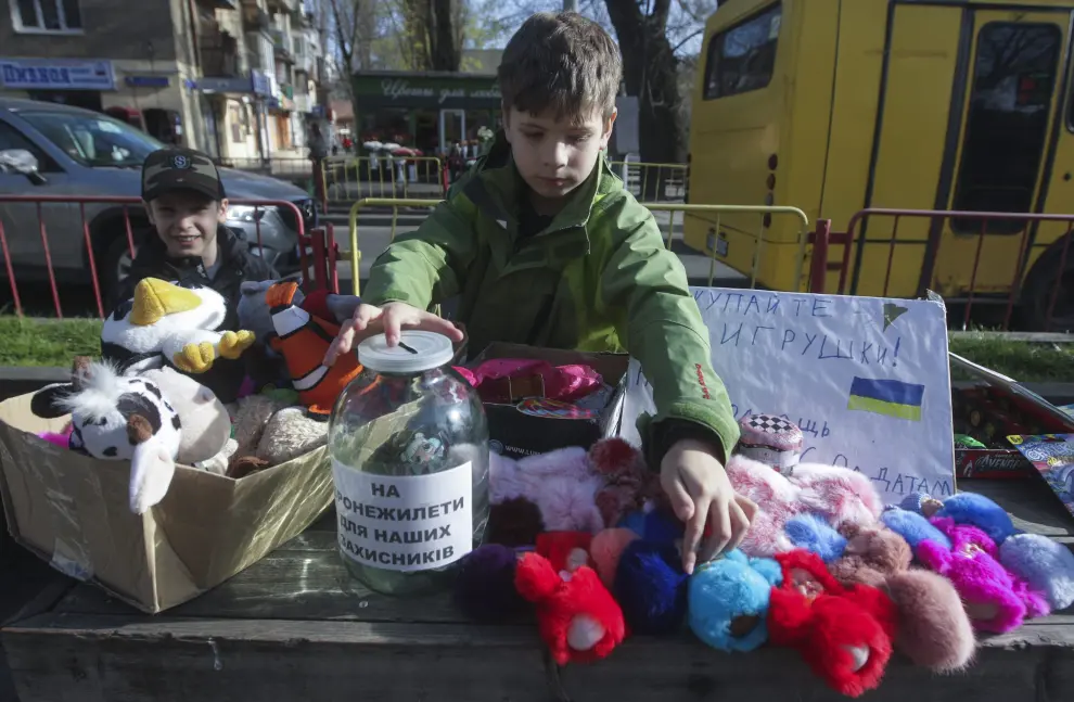 Odesa (Ukraine), 15/04/2022.- Young Ukrainian children Matvey (8) and Denys (8) sell toys that they receive from different sources, on a street in the South Ukrainian city of Odesa, Ukraine, 15 April 2022. Children invented to sell toys and give money to help the Ukrainian army amid the Russian invasion. Russian troops entered Ukraine on 24 February resulting in fighting and destruction in the country and triggering a series of severe economic sanctions on Russia by Western countries. (Rusia, Ucrania) EFE/EPA/STEPAN FRANKO
 UKRAINE RUSSIA CRISIS