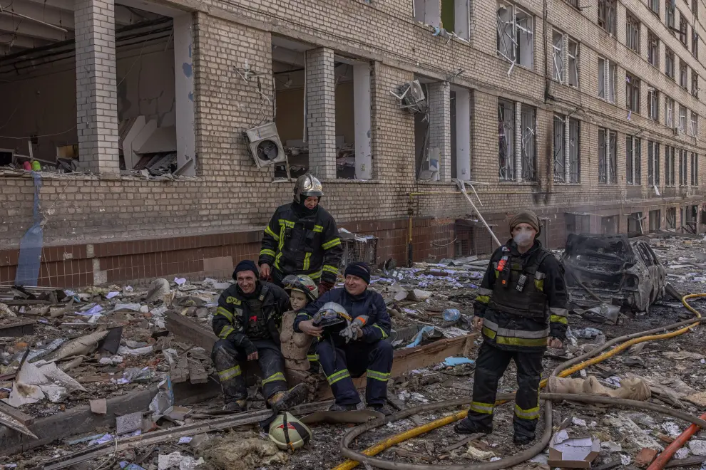 Kharkiv (Ukraine), 16/04/2022.- Ukrainian firefighters work next to damaged buildings in the area that was hit by the Russian artillery shelling, in Kharkiv, northeast Ukraine, 16 April 2022. Kharkiv, Ukraine's second-largest city and its surrounding area have been heavily shelled by Russian forces, with many civilians killed, since Russia's military invasion of Ukraine began on 24 February 2022. (Incendio, Rusia, Ucrania) EFE/EPA/ROMAN PILIPEY
 UKRAINE RUSSIA CONFLICT