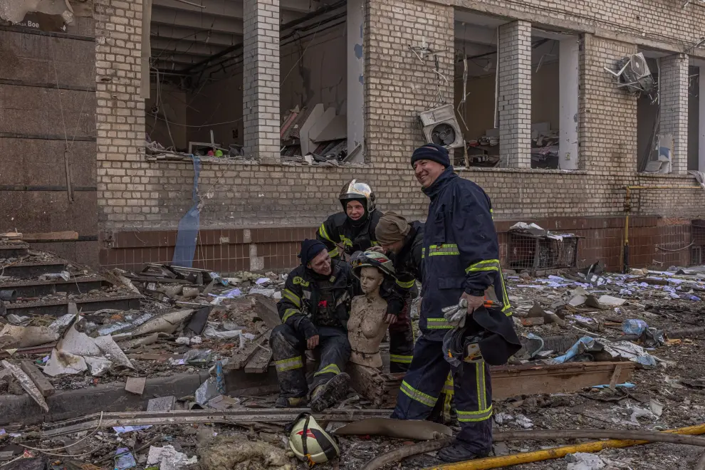 Kharkiv (Ukraine), 16/04/2022.- Ukrainian firefighters pose for photos with a mannequin found in debris at the area that was hit by the Russian artillery shelling, in Kharkiv, northeast Ukraine, 16 April 2022. Kharkiv, Ukraine's second-largest city and its surrounding area have been heavily shelled by Russian forces, with many civilians killed, since Russia's military invasion of Ukraine began on 24 February 2022. (Incendio, Rusia, Ucrania) EFE/EPA/ROMAN PILIPEY
 UKRAINE RUSSIA CONFLICT