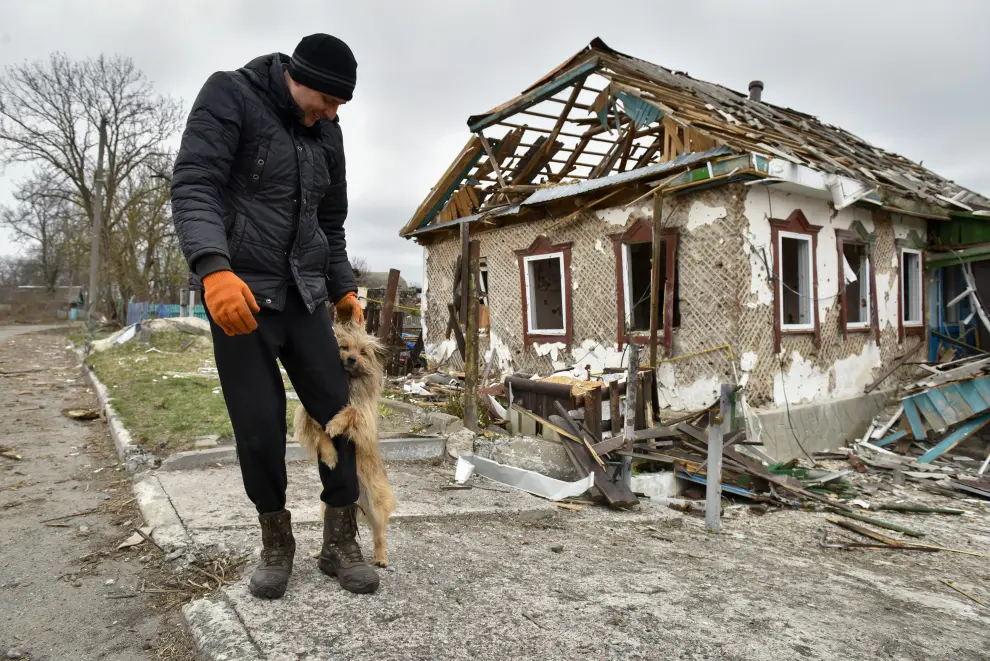 Kyiv (Ukraine), 16/04/2022.- Serhiy, 53, looks at the wreckage of a missile as a dog walks past in Kukhari, Kyiv Oblast, Ukraine, 16 April 2022. On 24 February Russian troops entered Ukrainian territory resulting in fighting and destruction in the country, a huge flow of refugees, and multiple sanctions against Russia. (Rusia, Ucrania) EFE/EPA/OLEG PETRASYUK
 UKRAINE RUSSIA CONFLICT